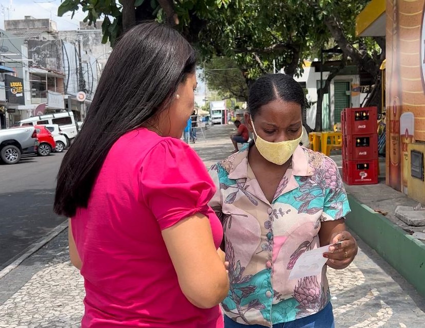 Vereadora Evinha panfletando sobre o Dia Internacional Para a Eliminação da Violência contra a Mulher. Foto ASCOM. 