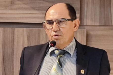 “Fiquem todos com Deus”, finaliza Zé de Abel a sessão marcada pela distinção de pessoas. Ou por outra: “Que Deus é esse?