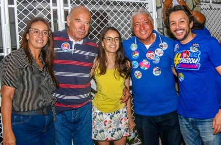 Porta a porta e reuniões com moradores de vários bairros marcaram a quinta (25) do candidato a prefeito Marcondes Francisco