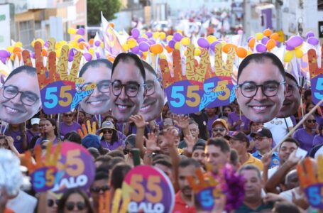 Galinho turbina reta final da campanha com caminhada enérgica que toma várias ruas do BTN cercado por milhares de apoiadores